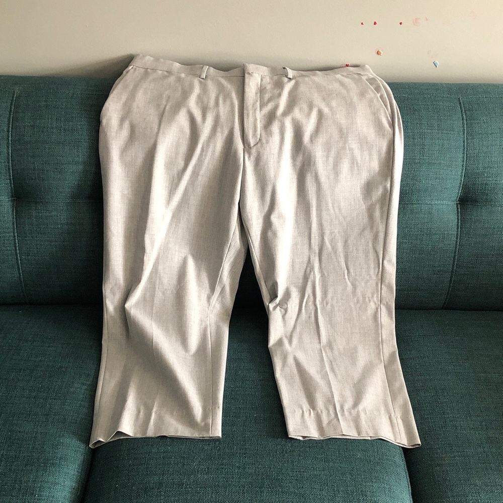🚚 Haggar Men's Light Gray Straight Leg Dress Pants 40x24”